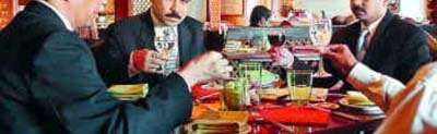 Imagen Protocolo & Etiqueta. Saludar en México. Vida social y comportamiento público.