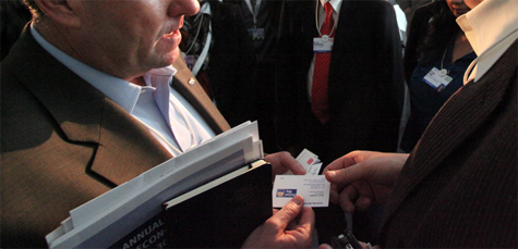 C�mo dar y recibir una tarjeta de presentaci�n o de visita.