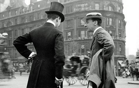 Hombres con sombrero.. Trafalgar Square 1904. Sobreo de copa y canotier. Hombres con sombrero.