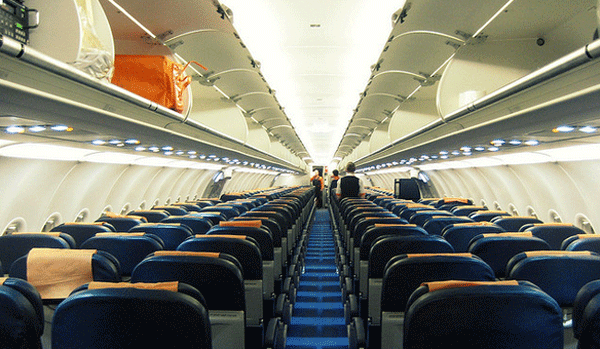 Interior avión.. Espacio para pasajeros de un avión EasyJet A321. Interior avión.