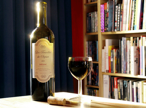 Vino tinto.. Botella de vino tinto sobre la mesa. Vino tinto.