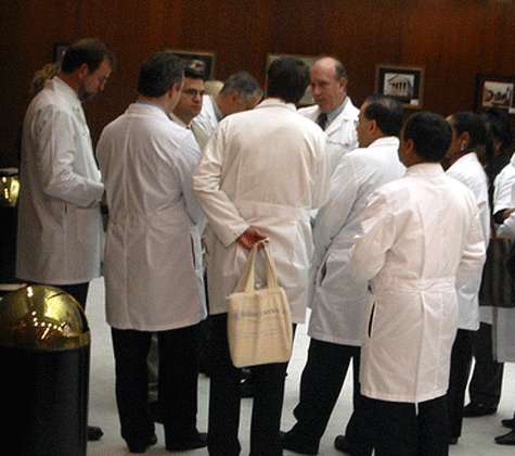 Colegas. Médicos charlando.