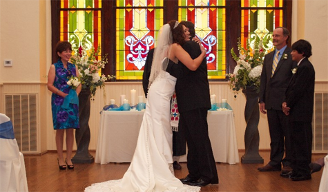 Abrazo de lo novios.. Boda en Street Hall, Chattanooga TN. Abrazo de lo novios.