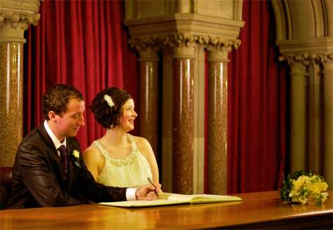 Boda civil. Boda civil en un ayuntamiento. Helen y Andy.