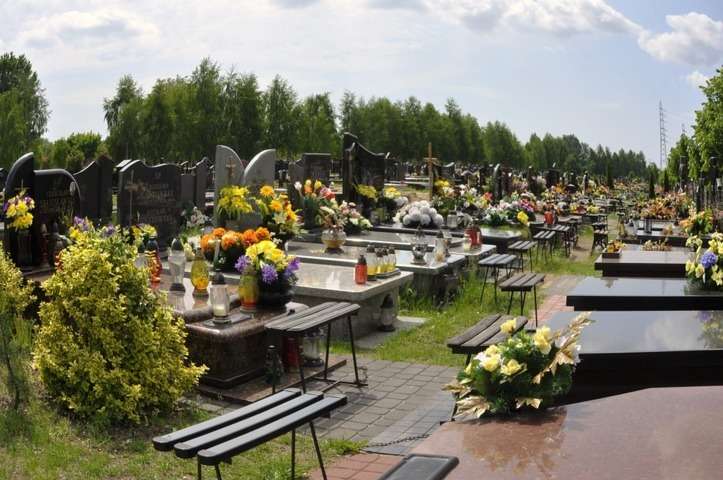 Cementerio. Cementerio y tumbas con flores Cementerio