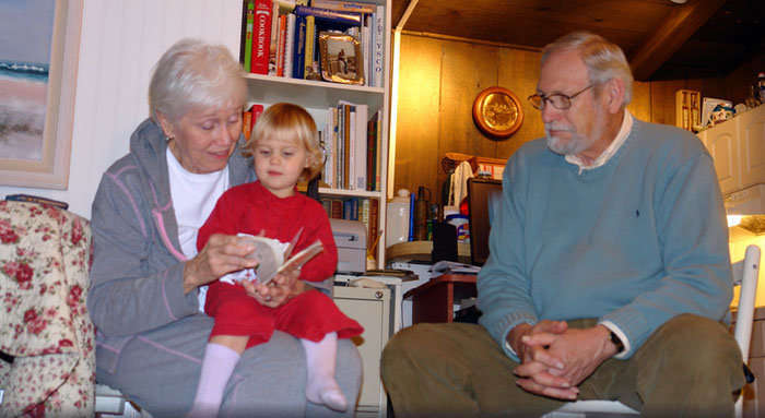 Abuelos con su nieta