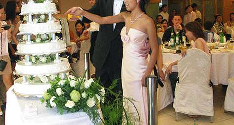 Boda. Novios cortando el pastel.