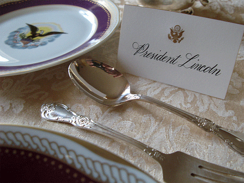 Mesa formal. Mesa formal con cartel identificativo.