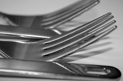 Cubiertos. Cubiertos sobre la mesa.