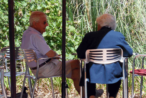 Conversación.. Dos amigos conversando. Conversación.