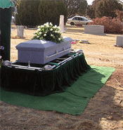 Ataud. Funeral en un cementerio.