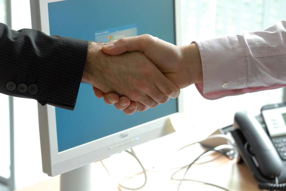 Dar la mano. Saludar. Dar la mano Dar la mano