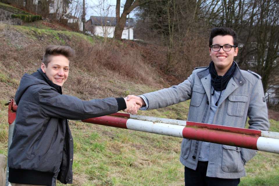 Saludar. Dar la mano. Saludos entre amigos. Darse la mano Saludar. Dar la mano