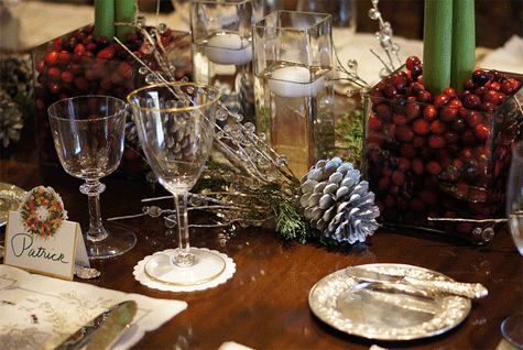 El orden correcto de las copas en una mesa de Navidad.