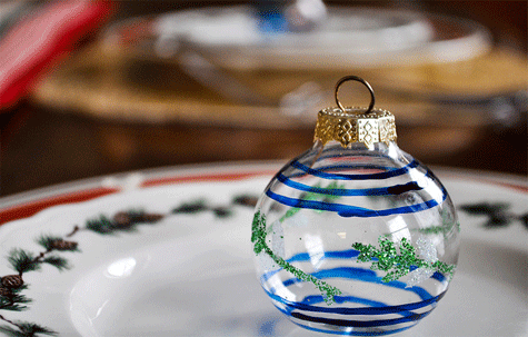 Colocar la vajilla en la mesa de Navidad.