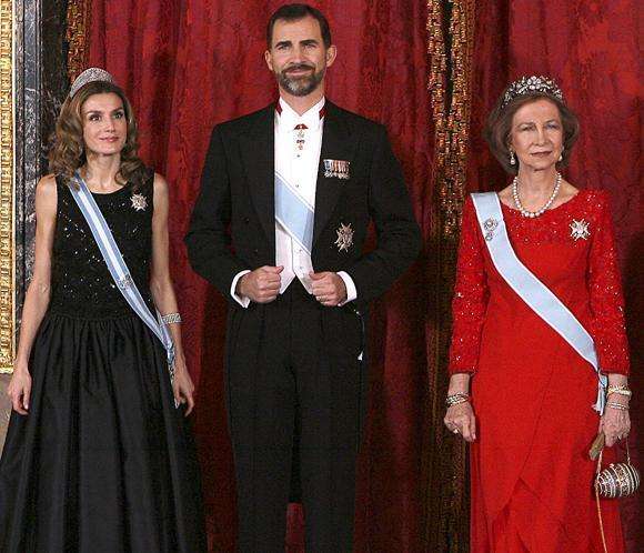 Príncipe de Asturias. El Príncipe de Asturias, Felipe de Borbón, acompañado de su madre la Reina Sofía de España, y su esposa la princesa Leticia Ortíz. Príncipe de Asturias