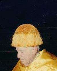 Imagen Protocolo & Etiqueta. El birrete. Traje académico. Vestuario universitario. Imagen Protocolo & Etiqueta