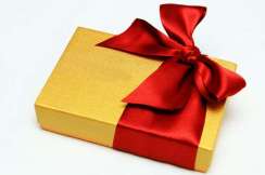 Caja de regalo dorada con lazo rojo.