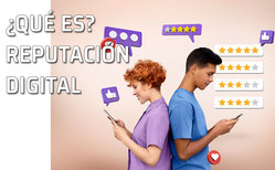 Dos jóvenes consultan sus redes sociales