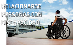 Un hombre en silla de ruedas accede a un edificio