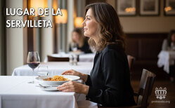 Icono la servilleta no es un mero elemento decorativo en la mesa La servilleta tiene su sitio cuando empezamos a comer: el regazo.