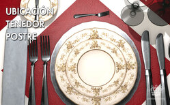 El tenedor de postre se coloca junto al resto de los cubiertos de postre