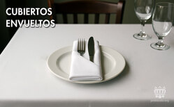 Presentar los cubiertos envueltos se suele hacer en líneas áreas y otros lugares, pero no en la mesa