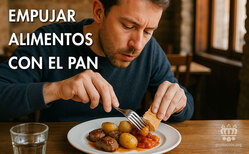 Cómo se utiliza el pan como apoyo para recoger alimentos con el tenedor