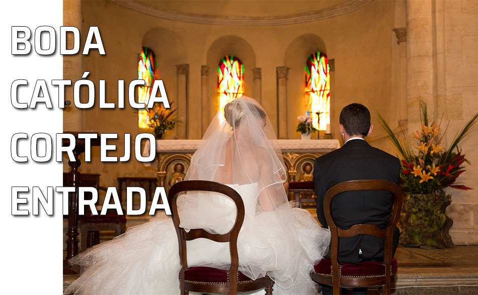 Cortejo de entrada en España en una boda católica. Novios esperan en el altar