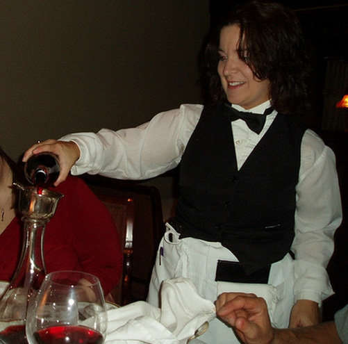 Profesional decanta una botella de vino