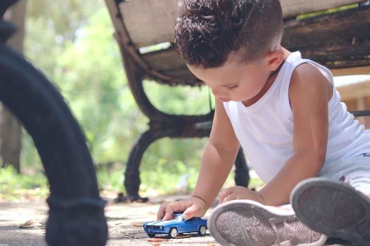 Niño jugando