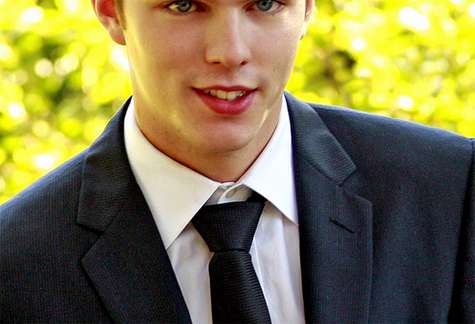 Nicholas Hoult con traje y corbata. Elegante.