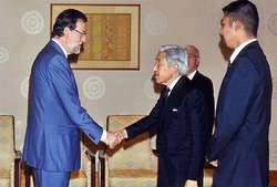 Saludo de Mariano Rajoy al emperador de Japón.