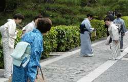 Saludo con reverencia en Japón.