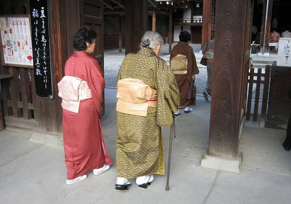 Dos mujeres vestidas con una traje típico de Japón.