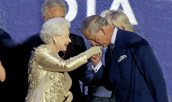El príncipe Carlos saluda a su madre la Reina Isabel II de Inglaterra.