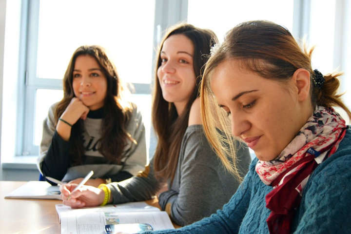 Adolescentes en el colegio