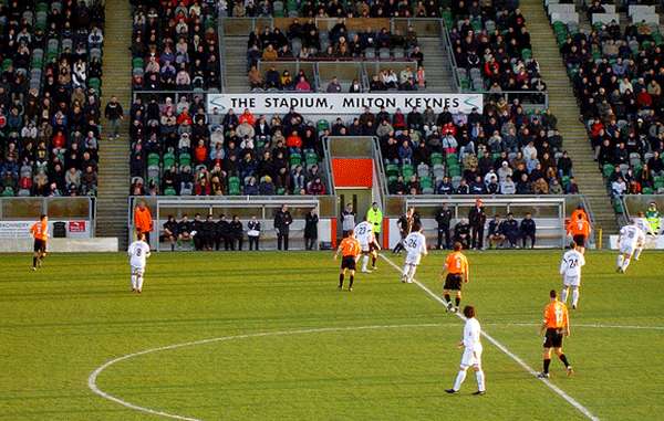 Estadio The National Hockey, Milton Keynes Dons v Blackpool.