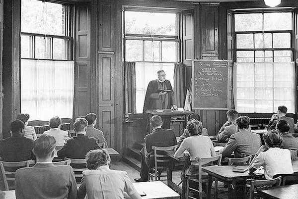 Aula de una vieja escuela de Londres. Bible School.