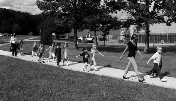 Peques camino de la escuela con sus padres.