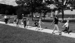 Peques camino de la escuela con sus padres.