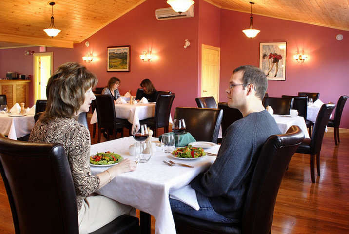 Conversación de pareja en el Sugar Hill Inn