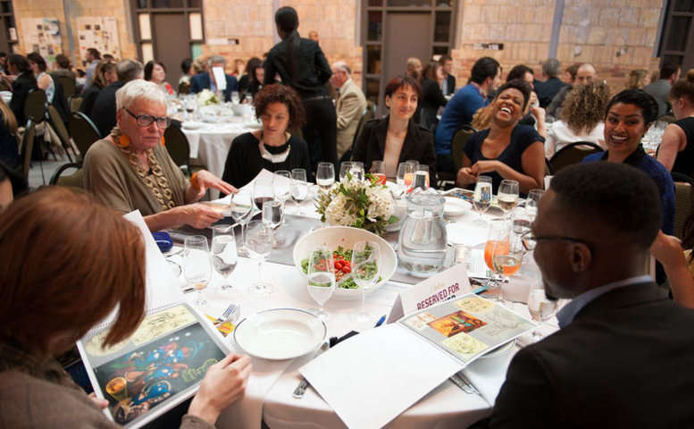 Conversación entre amigos en un banquete Artscape de Toronto