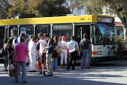 Pasajeros subiendo al autobús de la línea 20 de Santa Bárbara.