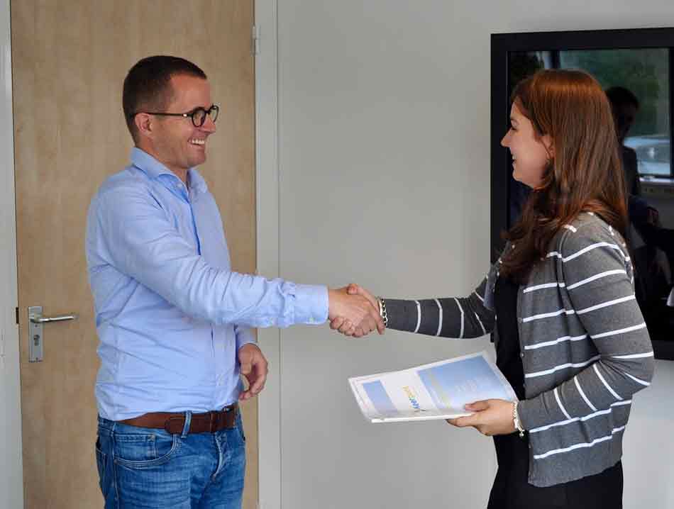 Quién hace las presentaciones y cuándo deben hacerse. Dos personas se saludan dándose la mano