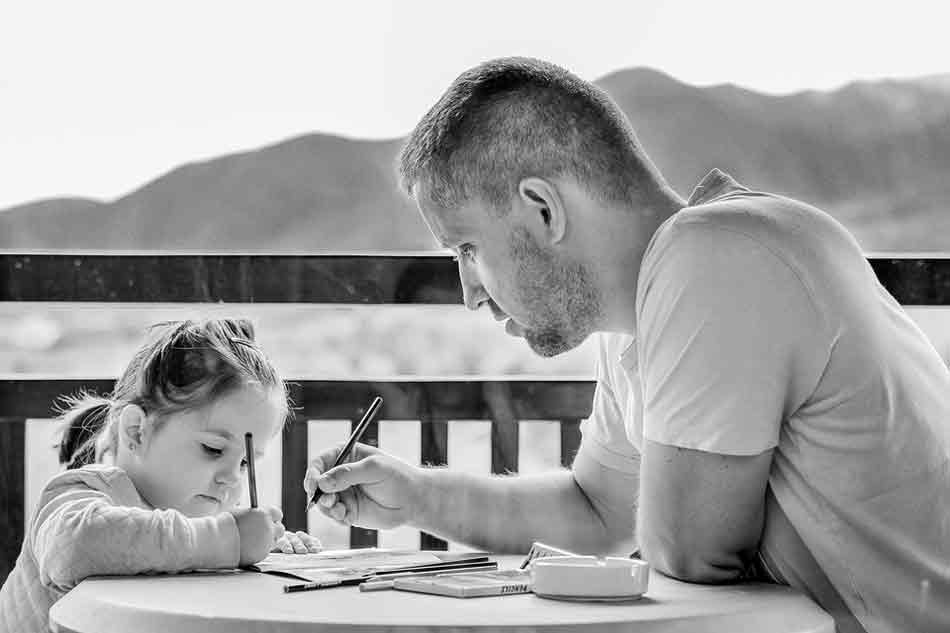 Comunicarse bien con los hijos. Haciendo las tareas con una niña