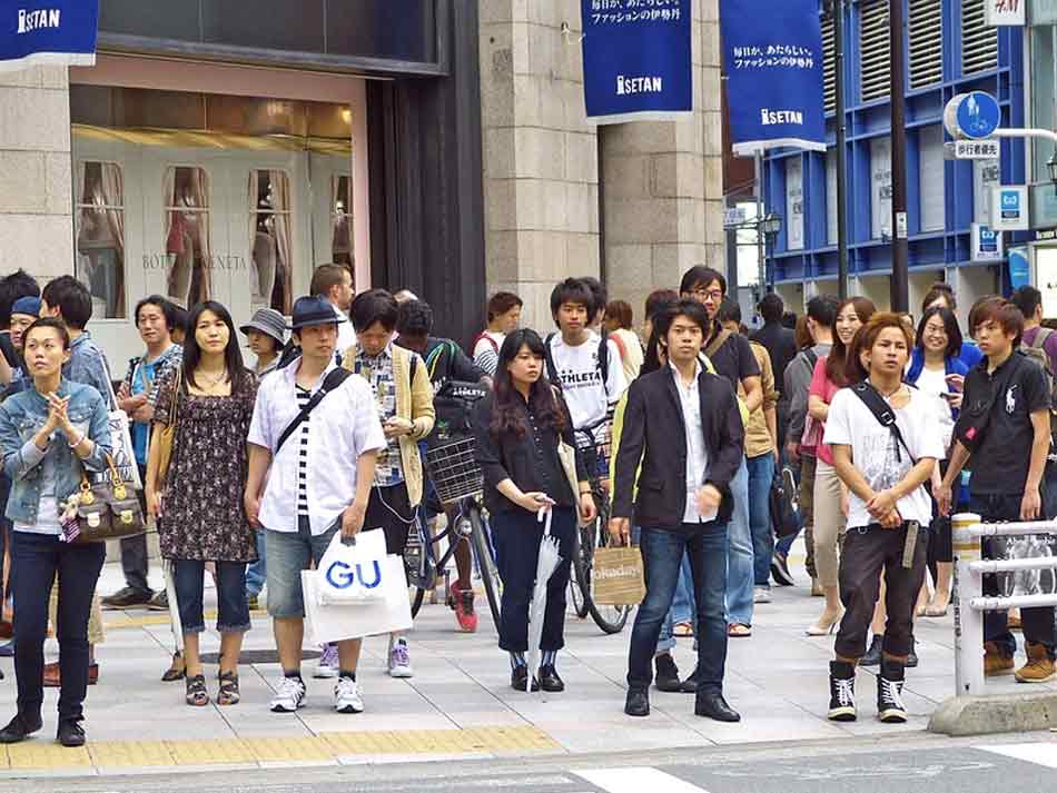 La comunicación en el entorno rural y el urbano. Calle comercial llena de gente