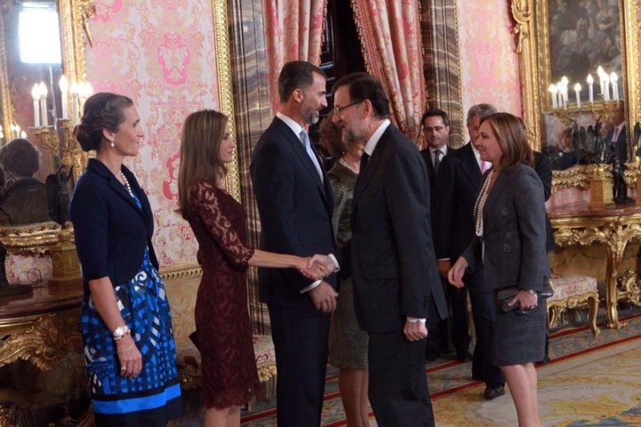 Doña Letizia recibe el saludo del presidente del Gobierno, Mariano Rajoy. Recepción oficial día de la Fiesta Nacional