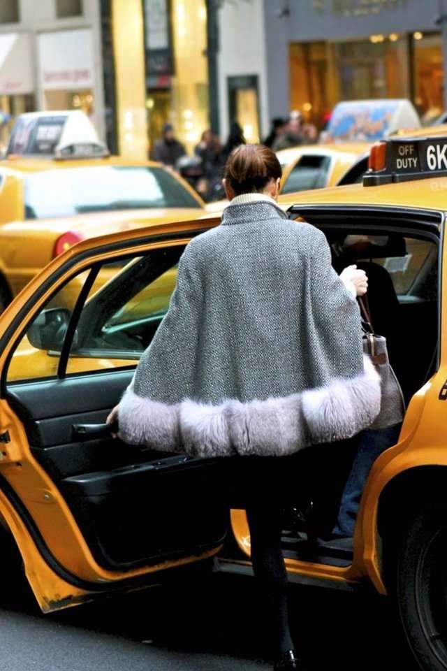 Mujer toma un taxi en Nueva York