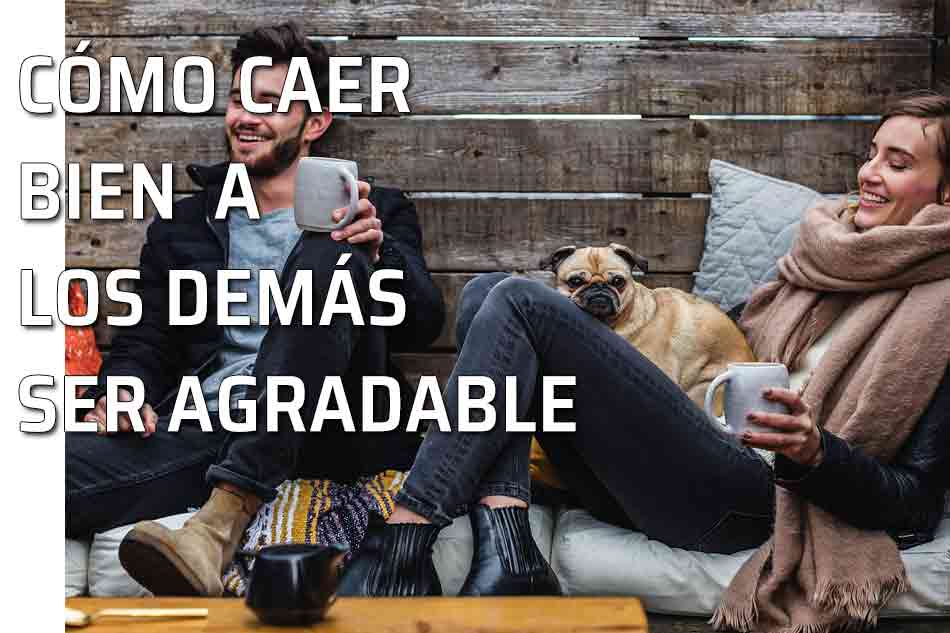 Ser agradable. Gestos para saber si caemos bien. Pareja de amigos riendo